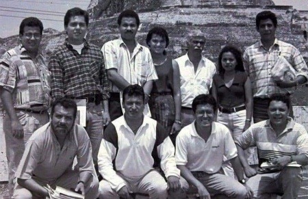 Germán Castro Caycedo y sus alumnos de la Fundación Gabo, en la terraza de El Universal.