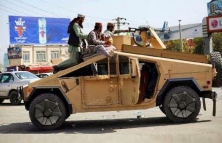 ¿En realidad los talibán ahora tienen acceso a tanques de guerra Tesla de última tecnología?.... ¡Responde nuestro quiz de noticias!