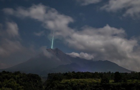 ¿En realidad esta fotografía comprueba que un meteoro causó la erupción de un volcán?... ¡Responde nuestro quiz de noticias!