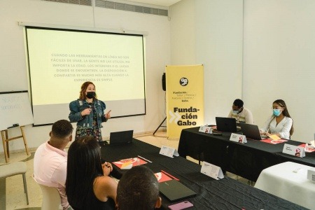 La periodista Renata Cabrales durante el taller en Cartagena.