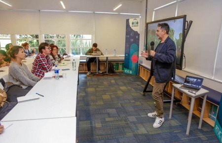 Julián Rojas, guionista chileno. Foto: Piexa Studio / Fundación Gabo.