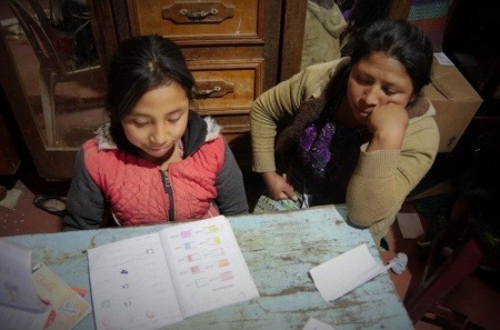 En Guatemala las madres se convirtieron en maestras durante el confinamiento. Foto: No Ficción.