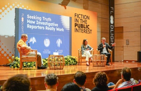 Drew Sullivan (izquierda) y Paul Radu (derecha), codirectores de OCCRP, con Martha Mendoza, periodista de Associated Press.
